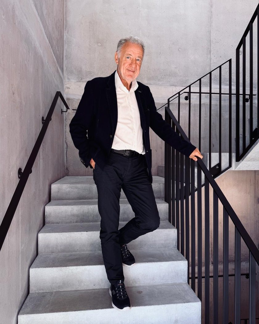 François Grand, Directeur de GPI Concept & Bâti, dans une cage d'escalier en béton